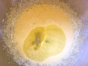 加入玉米油，搅拌均匀