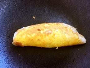 将卷起的蛋卷四面都煎一下，让内部蛋白更实心些，直到蛋卷按下去很蓬松，能够弹起来即可