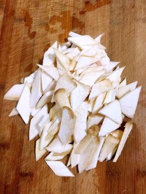 杏鲍菇清洗干净后切成薄片备用！