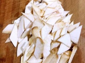 杏鲍菇清洗干净后切成薄片备用！