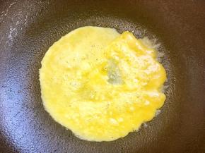 平底锅抹少许油加热，多余流动的油擦掉，倒入蛋黄糊加热至表层蛋黄液凝固，原谅我的锅太大，蛋饼都煎不圆