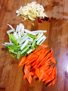 胡萝卜削皮洗净切成薄片，葱切段，蒜瓣剁碎，生姜切成丝，干辣椒切成段备用！