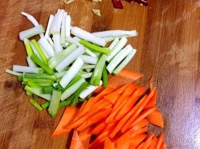 胡萝卜削皮洗净切成薄片，葱切段，蒜瓣剁碎，生姜切成丝，干辣椒切成段备用！