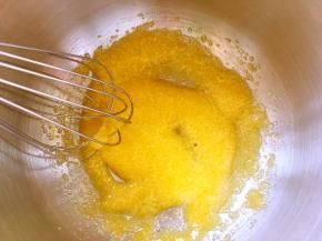 打蛋器打至颜色变浅