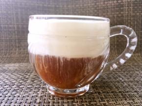 打发好的淡奶油倒入温咖啡中
