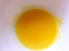 用蛋抽搅拌至顺滑细腻