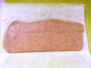 面团盖油纸，擀成5毫米厚的片