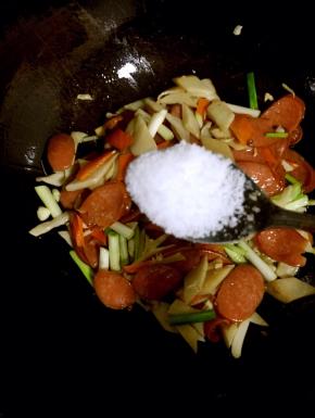 加入一勺盐翻炒均匀！