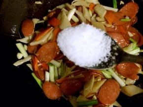 加入一勺盐翻炒均匀！