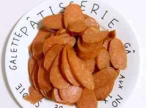 火腿肠也切成薄片备用！