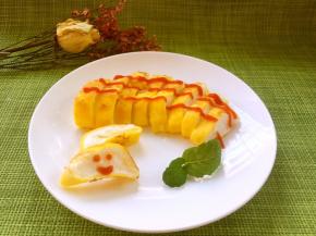 出锅切成同等大小的段，淋上番茄酱即可食用