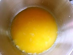 搅拌均匀，蛋液细腻，表层无油点