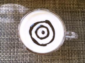 在咖啡杯中间挤个原点，之后围着圆点画两个圈圈