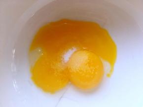 鸡蛋分离，蛋白分离至干净容器，蛋黄加一点点水