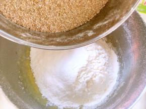 过筛全麦面粉、玉米淀粉跟小苏打