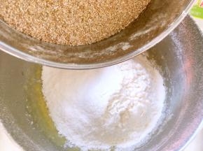 过筛全麦面粉、玉米淀粉跟小苏打