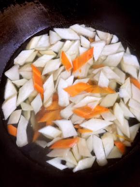 水烧开加少许盐和几滴油，把切好的杏鲍菇和胡萝卜焯水1分钟左右！