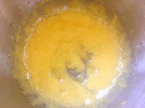 黄油隔水融化，加入蛋黄糊内，用打蛋器打至蛋黄与油充分融合