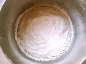 过筛低筋面粉、玉米淀粉、糯米粉