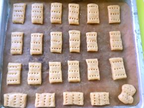 用叉子在饼干上均匀的扎着小孔，入烤箱170度烤25分钟