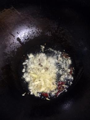 锅烧热倒入适量的油，放入葱姜蒜，干辣椒，花椒炒出香味儿！