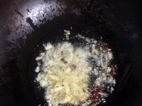 锅烧热倒入适量的油，放入葱姜蒜，干辣椒，花椒炒出香味儿！