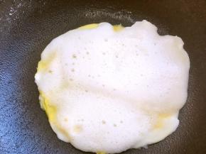 一点点倒入蛋白泡，加热一分钟后，将蛋卷从一头小心的卷起来