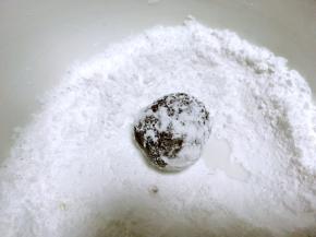 烤箱预热170度，面糊冷冻变硬后，取一小块撮成球，放到糖粉内滚一下，让面球裹满糖粉