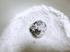 烤箱预热170度，面糊冷冻变硬后，取一小块撮成球，放到糖粉内滚一下，让面球裹满糖粉