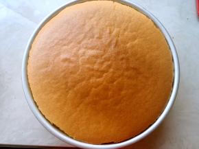 放入预热好的烤箱,150度烤50分钟，出炉倒扣，凉透脱模