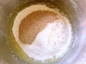 因全麦面粉中有麸皮，颗粒较大，过筛不了，面粉过筛好后，将麸皮倒入盆内，一起搅拌均匀