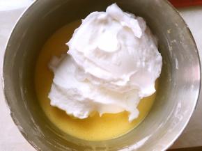 烤箱预热160度，将打发好的蛋白分三次加入到蛋黄糊中，用蛋抽翻拌均匀，最后再用刮刀将底下的翻拌均匀