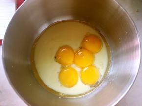 鸡蛋分离，蛋白分离至干净容器，蛋黄加牛奶、玉米油、30克砂糖，一小撮盐