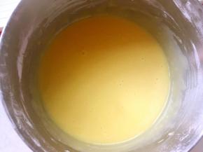 切拌至均匀无颗粒，不要画圈圈，面糊容易起筋