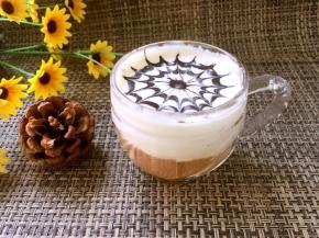 画好之后再在中间挤一滴巧克力，简单的摩卡咖啡就做好啦，很喜欢咖啡配奶油，好喝