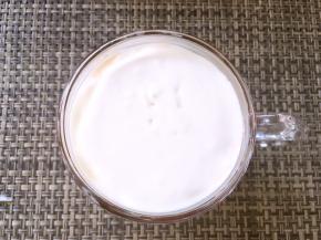 淡奶油加砂糖打发至浓稠，打发好的淡奶油我忘记拍照啦，用倒入咖啡杯的给大家看个效果