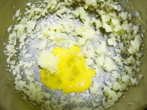 一点点加入全蛋液，打发均匀