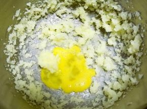 一点点加入全蛋液，打发均匀