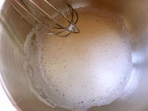 蛋白加几滴柠檬汁跟一点点盐，手动打发至蛋白出现很多细腻的泡沫即可