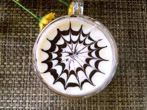 用牙签从中间圆点处向外画直线，两边要对称，速度也要快一些，因为巧克力遇冷很容易凝固的