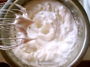 蛋白加几滴柠檬汁打发至硬性发泡，分三次加入剩下的砂糖，打至打蛋器提起有个小三角尖即可