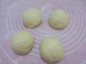 分成四份，揉圆松驰15分钟