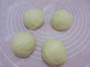 分成四份，揉圆松驰15分钟