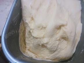 把除黄油和果酱外的所有原料放入面包机揉成面团，15分钟后加入黄油，将面团揉到出筋膜后进行基础发酵