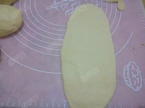 将面团擀成椭圆形