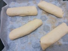 将面坯收口朝下放入入烤盘