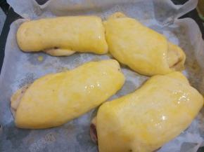 在面包表面刷一层蛋液