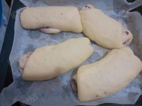 将烤盘放进烤箱，烤箱里放进一小碗温水，关上烤箱门，发酵至2倍大