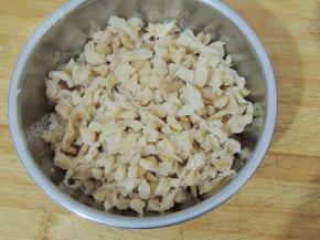 萝卜干用水浸泡半小时去除咸味后挤干水分，改刀