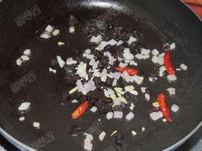锅热油，葱姜爆香，然后放入黑豆豉和干红辣椒炒出香味